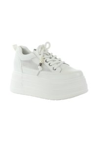 Biały sneaker na platformie z siateczkowymi panelami bocznymi, grubą fakturowaną podeszwą, przednią sznurowadłą i dekoracyjnymi perłowymi akcentami na sznurowadłach.