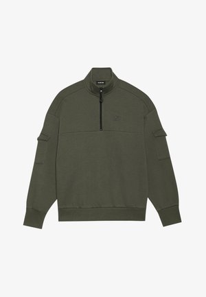 Olivno zeleni pulover z visokim ovratnikom, delno zadrgo in stranskimi žepi. Mehka tkanina z rebrastimi zapestji in robom.