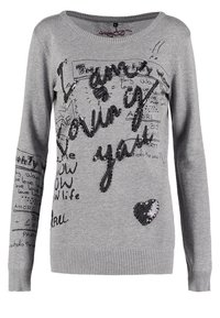 Pull gris clair à manches longues avec texte manuscrit noir et détails en sequins comprenant "loving you" et un cœur sur le devant.