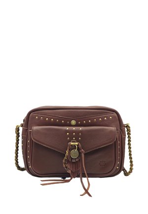 Sac en cuir marron porté en travers avec poche avant à rabat, clous dorés, tassel en cuir tressé et bandoulière en chaîne avec tressage en cuir.
