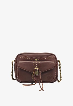 Sac en cuir marron porté en travers avec poche avant à rabat, clous dorés, tassel en cuir tressé et bandoulière en chaîne avec tressage en cuir.