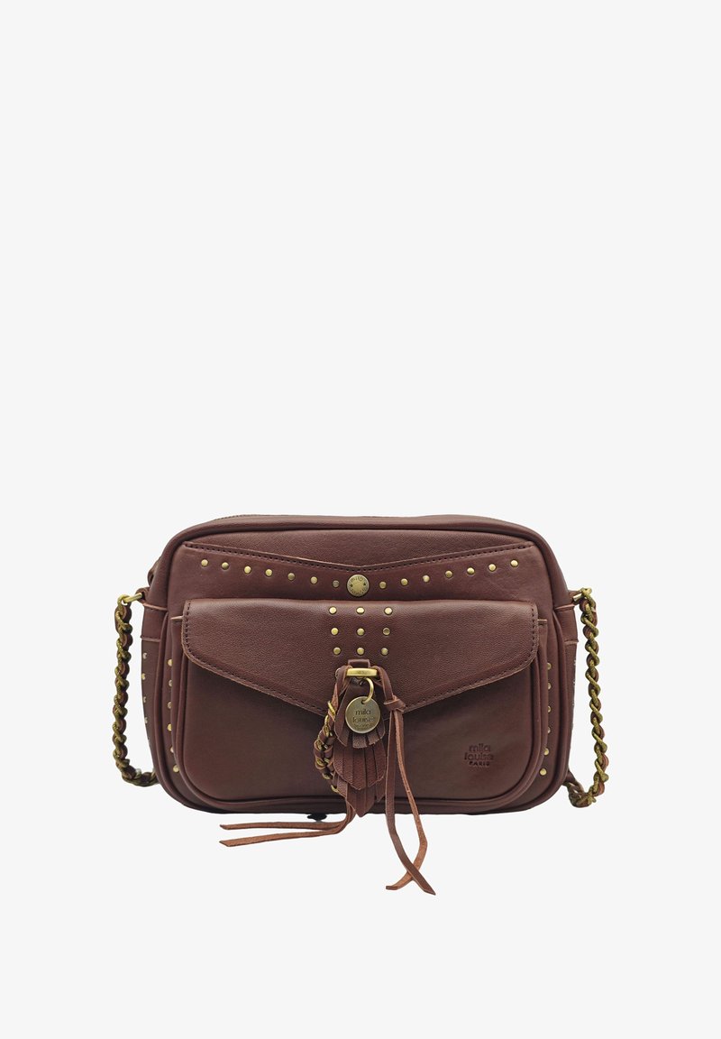Sac en cuir marron porté en travers avec poche avant à rabat, clous dorés, tassel en cuir tressé et bandoulière en chaîne avec tressage en cuir.