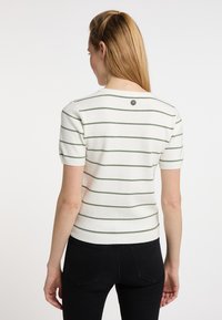 Witte trui met groene horizontale strepen, korte pofmouwen en een ronde halslijn. Heeft een klein logo en een geribbelde rand.