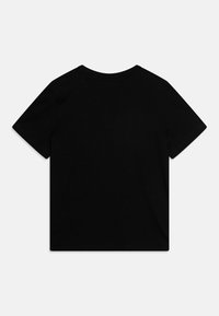 Svart bomullst-skjorte med rund halsingen og korte ermer. Stoffet er glatt med en vanlig passform og ingen synlige logoer eller mønstre.