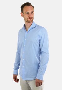 Lichtblauwe gestreepte lange mouwen shirt met een button-down kraag en witte knopen. Heeft een gladde textuur en contrasterende manchetten.