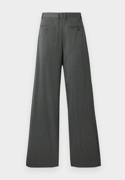 Hlače širokih nogavica u tamnosivoj tkanini. Imaju glatku teksturu, dva stražnja džepa s kopčama na gumbe i klasičnu struk.