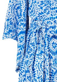 Rochie albă cu un model abstract albastru, având mâneci late și talie legată. Material ușor, cu o textură netedă.