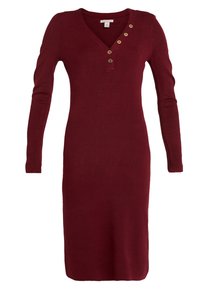 Robe bordeaux à manches longues avec un col en V, texture côtelée et trois boutons décoratifs sur la patte de boutonnage. Design à coupe droite.