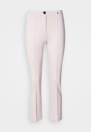 Roze op maat gemaakte broeken met een lichte flare, voorzien van een sluiting met een knop aan de voorkant, twee verticale naden en een gladde textuur.
