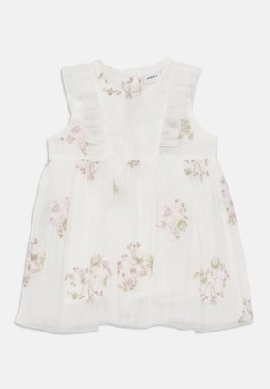 Vestido branco sem mangas com detalhes em babados e bordados florais em rosa suave e verde. Tecido leve e transparente com um design em camadas.