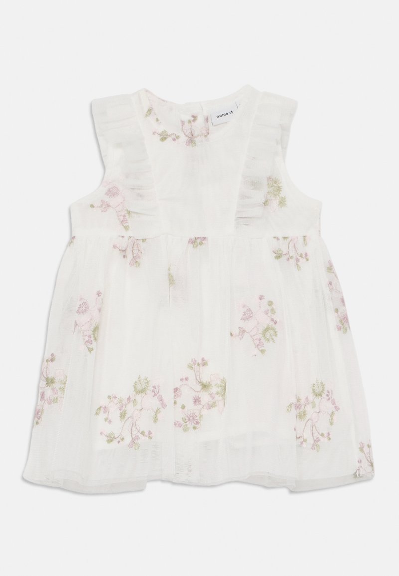 Biela šaty bez rukávov s volánmi a kvetinovou výšivkou v jemnej ružovej a zelenej farbe. Ľahká, priesvitná tkanina s vrstveným dizajnom.