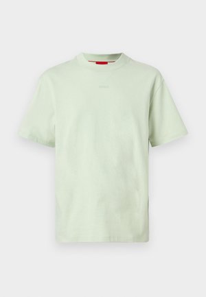 T-shirt vert clair à manches courtes et col rond avec un petit logo poitrine et une étiquette intérieure rouge au col, présenté sur un fond uni.
