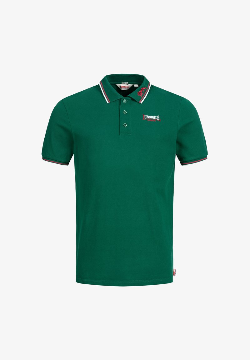 Zelené polo tričko vyrobené z bavlny, s klasickým golierom s červenými a bielymi prúžkami, dvojsúpravným zapínaním a logom na hrudi.