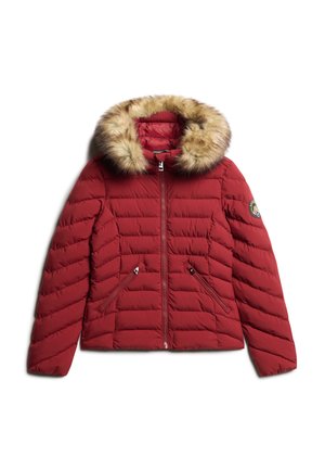 Chaqueta inflable roja con capucha de piel sintética, cierre frontal con cremallera y textura acolchada. Cuenta con dos bolsillos laterales con cremallera y un parche de logo en la manga.