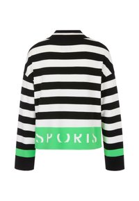 Schwarz-weißer gestreifter cropped Pullover mit einem grünen Saum, der das Wort "SPORT" in Weiß trägt. Weiches Strickmaterial, lange Ärmel.