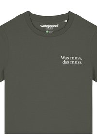 Olijfgroen crew neck t-shirt van zacht stof, met witte tekst op de linkerborst die zegt "Was muss, das muss."