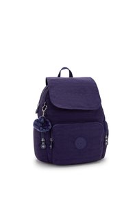 Lila ryggsäck i strukturerad tyg, med klaffstängning, framficka, dragkedjedetaljer och en plyschnyckelring som accessoar.