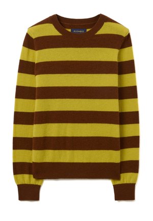 Pull rayé jaune et marron, avec un col rond et des manches longues. Texture douce avec des larges rayures alternées. Étiquette de marque visible.