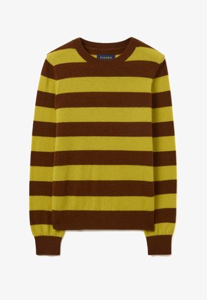 Pull rayé jaune et marron, avec un col rond et des manches longues. Texture douce avec des larges rayures alternées. Étiquette de marque visible.