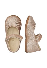 Chaussures Mary Jane en rose gold scintillant avec un bout rond, un accent en tissu en forme de nœud, une sangle réglable et une semelle en caoutchouc flexible.