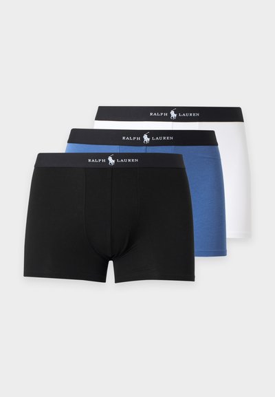 Τρία ζευγάρια ανδρικά boxer Ralph Lauren σε μαύρο, μπλε και λευκό, στοιβαγμένα με ορατές ζώνες με λογότυπο.