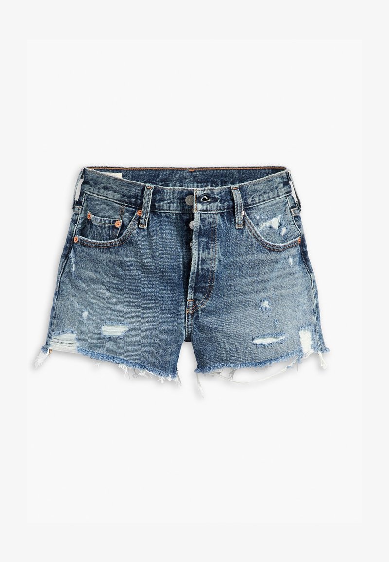 Șorturi din denim de un albastru mediu, cu material deteriorat, margine desfăcută, cinci buzunare și accente din hardware de culoare cupru.