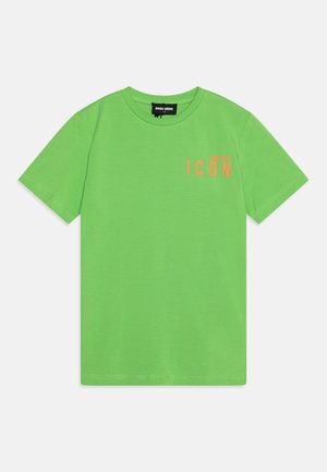 Grünes Baumwoll-T-Shirt mit kurzen Ärmeln, ausgestattet mit einem Rundhalsausschnitt und dem Wort "ICON" in Orange auf der Brust gedruckt.