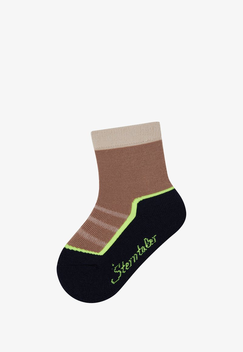 Braune und beige Socke mit geripptem Muster, die ein grünes Akzentmuster und eine navyblaue Sohle aufweist. Markenname auf der Seite gestickt.