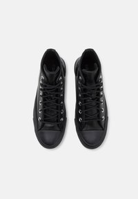 Schwarze High-Top-Sneaker mit einem Obermaterial aus glattem Leder, runder Zehenpartie und contrasting Gummisohle. Mit Metallösen und schwarzen Schnürsenkeln.