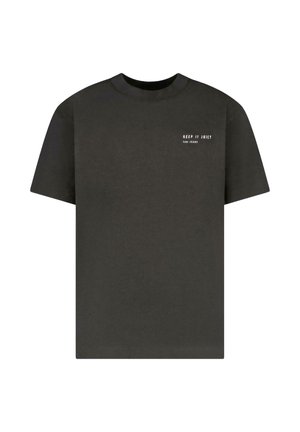 Zwarte T-shirt met korte mouwen en ronde hals, met kleine witte tekst "KEEP IT JUICY CARS JEANS" op de bovenkant van de linkerkant van de borst.
