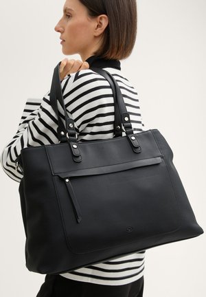 Schwarze Leder-Shopper-Tasche mit strukturiertem Oberflächen, doppelten Griffen, Vorderseitentasche und Metallbeschlägen. Strukturierte rechteckige Form.