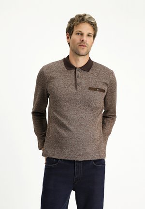 Bruine gebreide polo met lange mouwen, voorzien van een donkerbruine kraag, een knoopsluiting aan de voorkant en een borstzak met een leren accent.