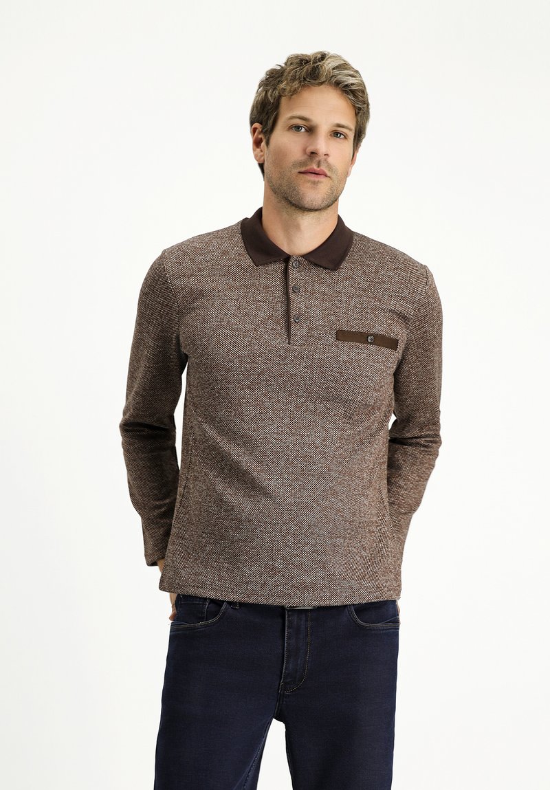 Polo a maniche lunghe in maglia marrone con colletto marrone scuro, placca dei bottoni sul davanti e taschino sul petto con un accento in pelle.