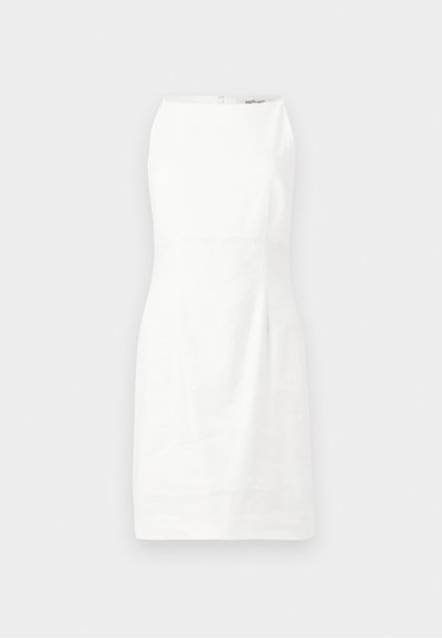 Hvid ærmeløs kjole med en tætsiddende pasform, glat tekstur og en skjult lynlås i ryggen. Minimalistisk design uden mønstre eller udsmykninger.