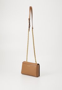 Borsa a tracolla in pelle marrone con tracolla in catena dorata, forma rettangolare, texture liscia e marchio impresso sul fronte.