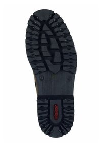 Suela de zapato de goma negra con surcos profundos y patrones texturizados. Presenta un logo rojo "Rieker" incrustado en el área del talón.