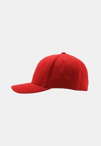 Cappello da baseball rosso realizzato in tessuto, con una corona arrotondata, visiera rigida e fori di ventilazione. Texture liscia e design strutturato.