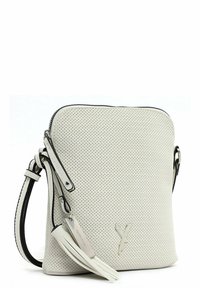 Hvid perforeret læder crossbody taske med lynlås, sorte detaljer, justerbar rem og en dekorativ kvast.