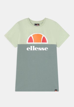 Kurzärmeliges T-Shirt mit Rundhalsausschnitt, obere Hälfte hellgrün, untere Hälfte gedämpftes Türkis, orange-rotes Halbkreis-Logo mit dem Schriftzug „ellesse“.