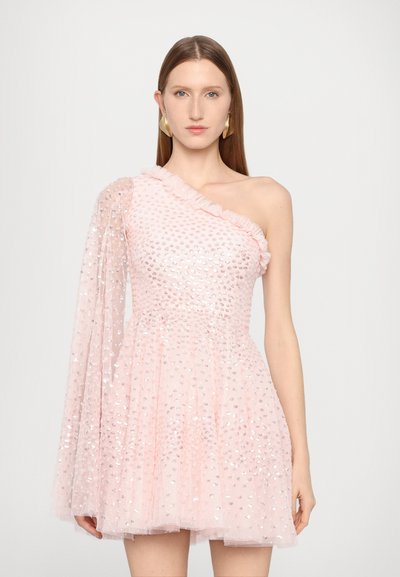 Robe rose à une épaule avec un col à volants, ornée de sequins et d'une longue manche transparente, s'évasant au niveau de l'ourlet.