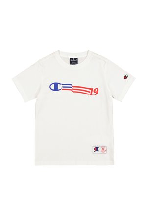 Camiseta blanca de algodón con mangas cortas. Presenta un logotipo gráfico en azul y rojo, y una pequeña etiqueta de marca en la parte inferior derecha.