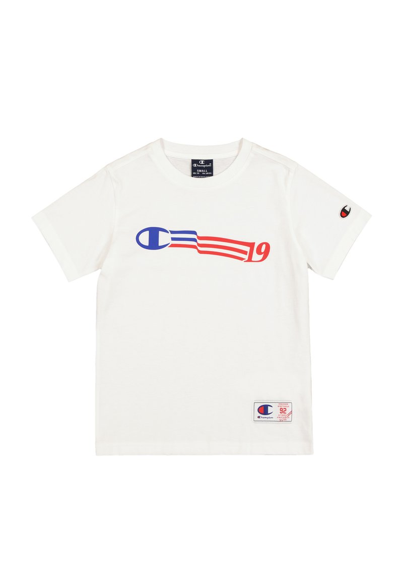 Camiseta blanca de algodón con mangas cortas. Presenta un logotipo gráfico en azul y rojo, y una pequeña etiqueta de marca en la parte inferior derecha.
