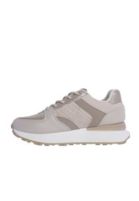 Zapatillas de cuero beige con detalles trenzados, media suela blanca y suela exterior de goma marrón claro. Los cordones y el cuello acolchado completan el diseño.
