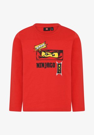 Rotes Langarm-T-Shirt aus Baumwolle mit einem grafischen Aufdruck eines Ninja-Gesichts und dem Wort "Ninjago" in fetten schwarzen Buchstaben.