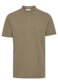 Khaki polo shirt lavet af tekstureret stof; har en klassisk krave, tre-knap lukning, korte ærmer og subtil logo detaljer.