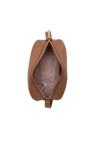 Bolso de cosméticos de cuero color marrón claro con forma redondeada. Presenta un cierre de cremallera dorada y un interior de tela beige. La lengüeta de la cremallera es un pequeño lazo.