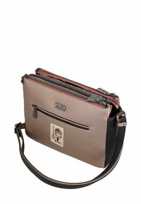 Bolso bandolera texturizado en rosa y negro con dobles cremalleras, bolsillo delantero que presenta un parche decorativo y correa ajustable.
