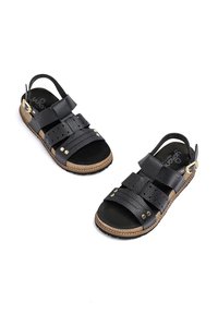 Sandalias negras con múltiples correas de cuero, acentos de hardware dorado, una plantilla suave y una suela texturizada para mayor agarre.
