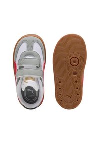 Sneakers per bambini Puma con rete bianca e sovrapposizioni in sintetico rosa, fascette in velcro grigie e suola in gomma con motivi di battistrada testurizzati.