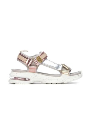 Sandalia deportiva de punta abierta con correas ajustables metálicas en rosa y dorado y suela blanca moteada acolchada con amortiguación de aire visible.